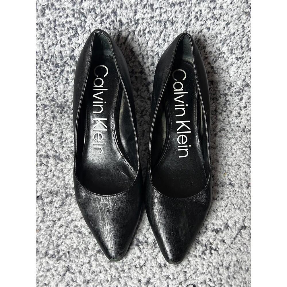 Calvin Klein Natalia Women's 2 inch pumps black leather size 8 gold accents logo